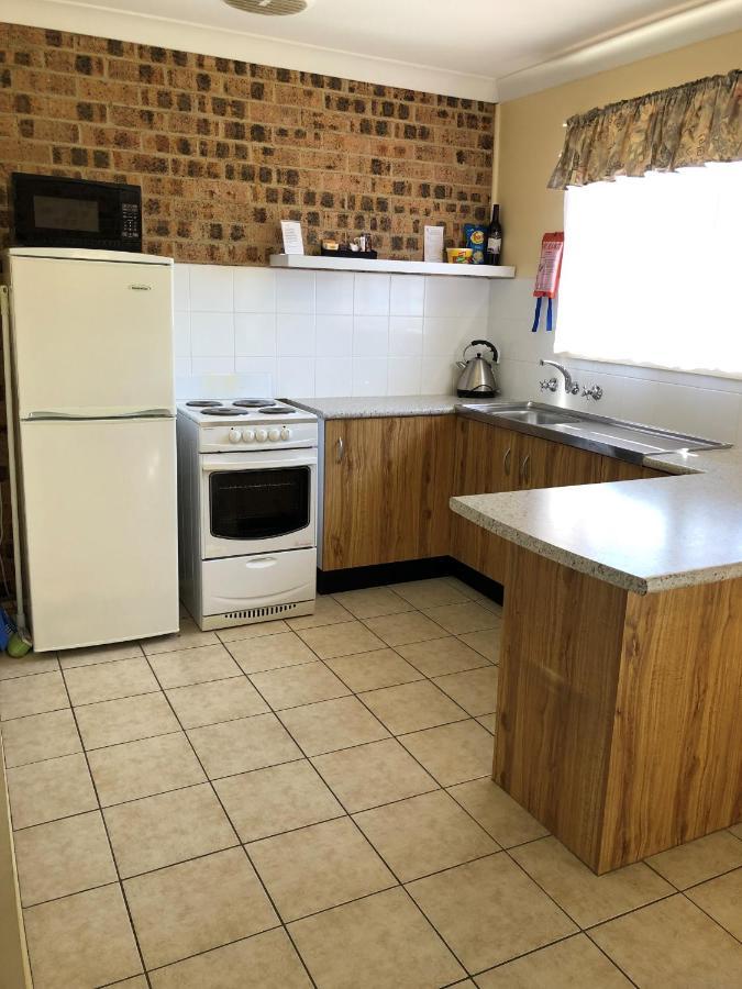Avaleen Lodge Motor Inn Nowra Buitenkant foto