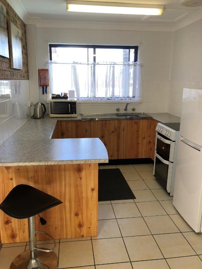 Avaleen Lodge Motor Inn Nowra Buitenkant foto