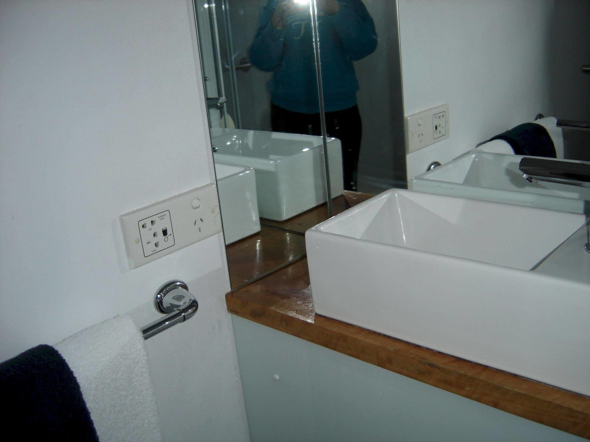 Avaleen Lodge Motor Inn Nowra Buitenkant foto